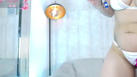 Snapshot of im_helina chatting on 10-24-25, 12:12 Helina online show from 10-24-25, 12:12