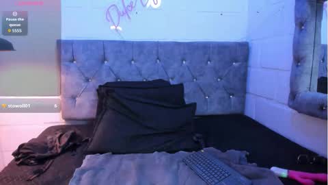 Mia online show from 03-12-26, 05:41