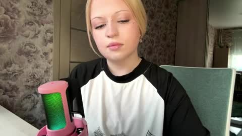 Snapshot of inamillsap chatting on 03-27-26, 12:05 Lola online show from 03-27-26, 12:05