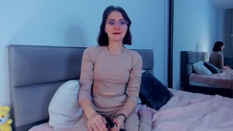 Kira online show from 10-31-25, 04:13