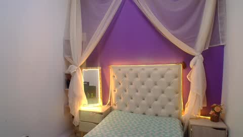 Snapshot of ingrid_casas chatting on 12-17-24, 10:54 Ingrid petite online show from 12-17-24, 10:54