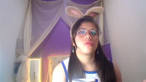 Snapshot of ingrid_casas chatting on 12-18-24, 11:30 Ingrid petite online show from 12-18-24, 11:30