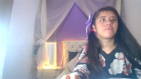 Snapshot of ingrid_casas chatting on 12-19-24, 05:40 Ingrid petite online show from 12-19-24, 05:40