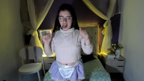 Snapshot of ingrid_casas chatting on 12-21-24, 08:00 Ingrid petite online show from 12-21-24, 08:00