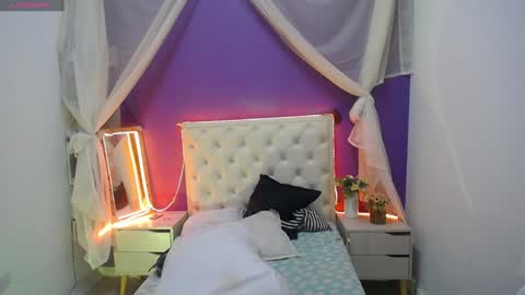 Snapshot of ingrid_casas chatting on 01-15-25, 12:41 Ingrid petite online show from 01-15-25, 12:41