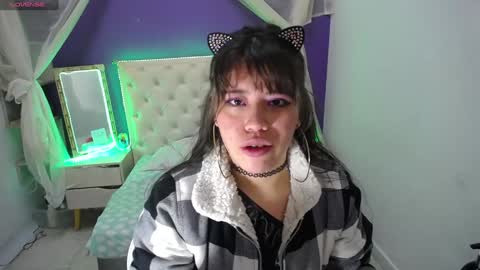 Snapshot of ingrid_casas chatting on 01-16-25, 02:41 Ingrid petite online show from 01-16-25, 02:41