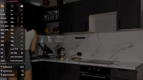 Snapshot of internetsexplorer chatting on 12-21-24, 02:19 Bernadette  Join  online show from 12-21-24, 02:19