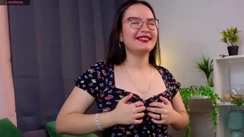 Mia online show from 09-18-25, 01:51