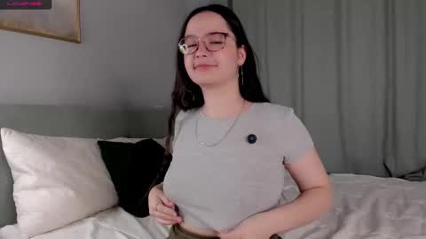 Mia online show from 10-01-25, 01:22