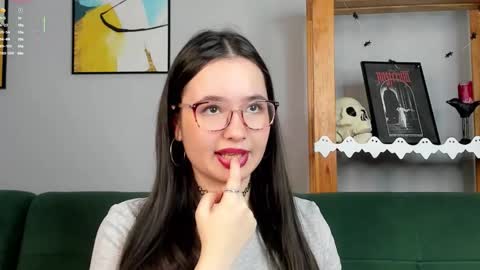 Mia online show from 10-28-25, 01:42