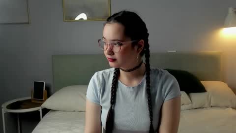 Mia online show from 11-01-25, 01:07