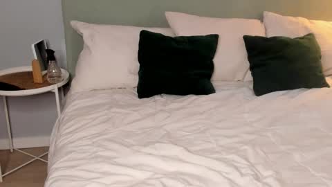 Mia online show from 11-08-25, 01:50