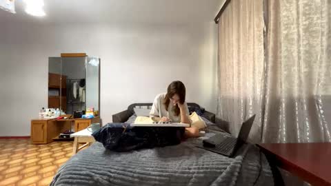 Snapshot of irinaballesteros chatting on 09-10-25, 10:04 Evie online show from 09-10-25, 10:04