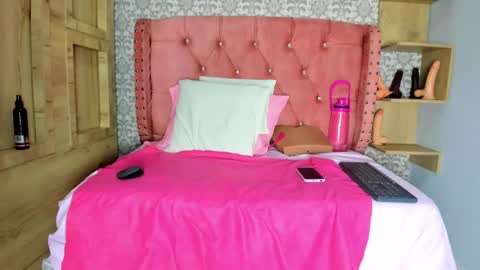 Snapshot of iris_charlotte chatting on 02-10-25, 12:18 Hot Charlotte online show from 02-10-25, 12:18