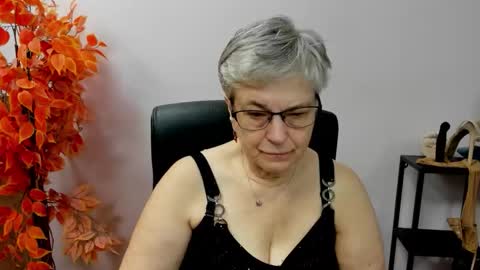 Snapshot of iris_xdesire chatting on 10-16-25, 06:25 I R I S online show from 10-16-25, 06:25