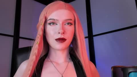 Miss Iris Fansly Miss Iris new inst.  online show from 12-05-24, 10:01