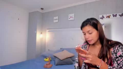 Snapshot of is_a_bell chatting on 10-08-25, 02:04 is_a_bell online show from 10-08-25, 02:04