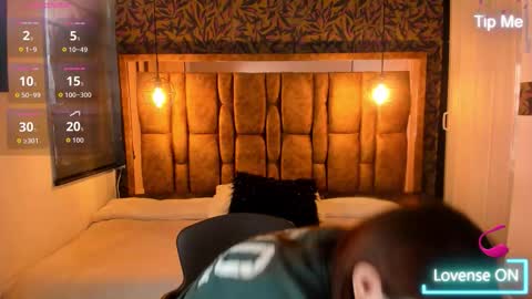 Snapshot of isa_thompson__ chatting on 10-21-25, 11:55 I S A online show from 10-21-25, 11:55