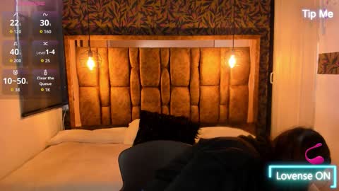 Snapshot of isa_thompson__ chatting on 10-22-25, 11:54 I S A online show from 10-22-25, 11:54