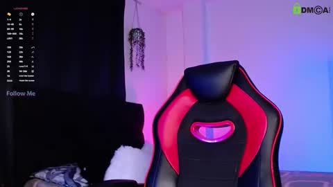 Snapshot of isaac_saenz chatting on 10-26-25, 10:15 Isaac Saenz. online show from 10-26-25, 10:15