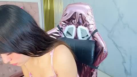 Snapshot of isabeau_s chatting on 06-25-26, 01:37 isabeau_s online show from 06-25-26, 01:37
