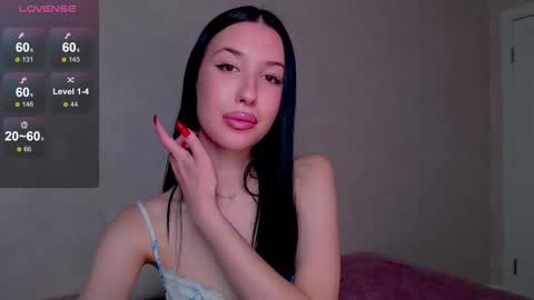 Snapshot of isabel_fontana chatting on 10-04-25, 12:14 Bella online show from 10-04-25, 12:14