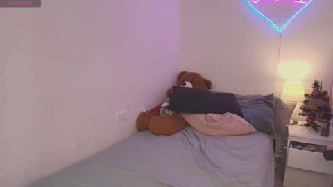 Snapshot of isabel_roux chatting on 12-19-25, 11:45 Isabel online show from 12-19-25, 11:45