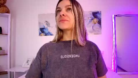 Isabella  online show from 06-15-26, 01:35