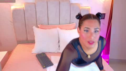 Snapshot of isabellaho1317 chatting on 10-12-25, 10:42 Isabella online show from 10-12-25, 10:42