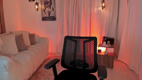 Snapshot of isabellalux_ chatting on 07-12-26, 06:10 ISABELLA online show from 07-12-26, 06:10