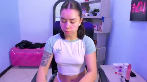 Snapshot of isabellasummer_ chatting on 06-25-26, 02:21 isebella online show from 06-25-26, 02:21
