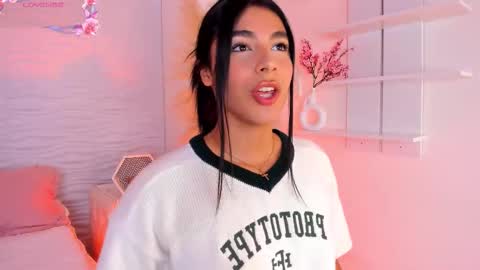 Snapshot of isabellefoxx chatting on 03-23-26, 08:24 Isa online show from 03-23-26, 08:24