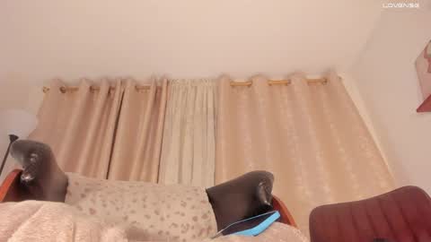 Snapshot of isabelsexysmile_ chatting on 04-29-26, 11:11 Isabel M online show from 04-29-26, 11:11