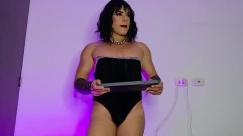 Isabella Hilton online show from 09-30-25, 08:58