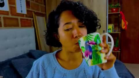 Isabela Paz online show from 10-06-25, 12:57