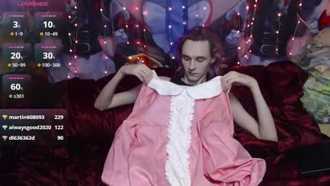 Snapshot of iselestias chatting on 10-11-25, 10:19 Sele online show from 10-11-25, 10:19