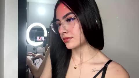 Snapshot of islacole chatting on 10-24-25, 03:25 Cute Isla  online show from 10-24-25, 03:25