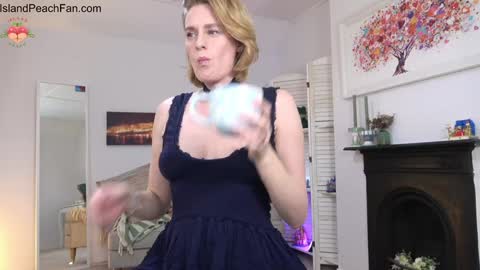 Snapshot of island_peach chatting on 11-09-25, 02:15 Lou Peaches online show from 11-09-25, 02:15