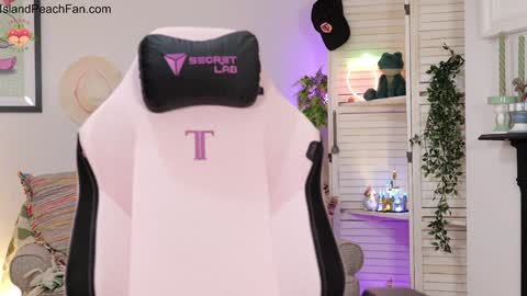 Snapshot of island_peach chatting on 01-18-26, 02:43 Lou Peaches online show from 01-18-26, 02:43