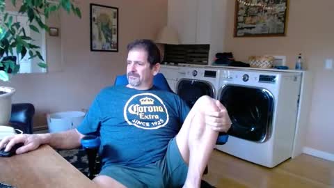 Snapshot of islandguy70 chatting on 01-04-25, 01:21 Jim online show from 01-04-25, 01:21