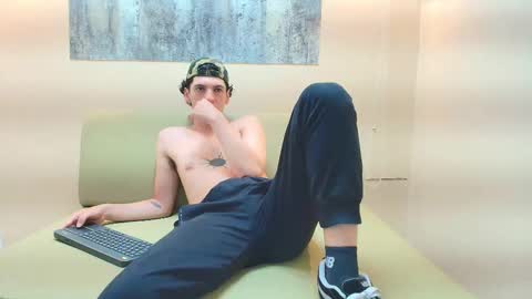 Snapshot of israel_gray chatting on 10-22-25, 07:35 Israel online show from 10-22-25, 07:35