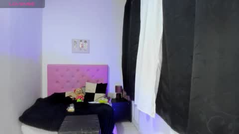 issa_kitty online show from 10-24-25, 11:12