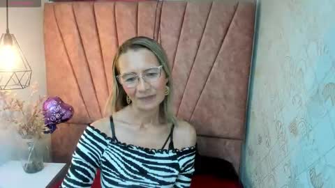Snapshot of issa_milf__ chatting on 10-15-25, 01:22 ISSA MILF online show from 10-15-25, 01:22