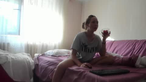 Issabelle online show from 06-17-26, 04:15