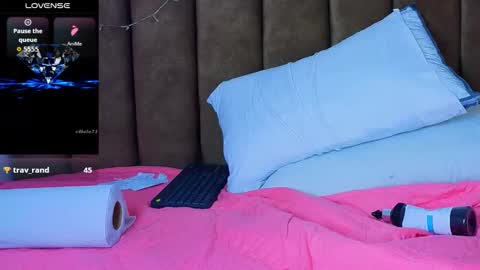 Snapshot of issac_james chatting on 03-10-26, 10:26 Issac online show from 03-10-26, 10:26