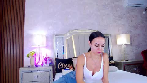 Issadorra online show from 02-25-26, 10:03