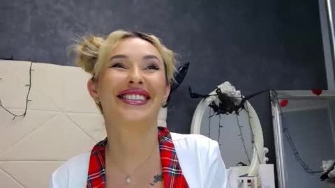 IssaSmyth online show from 11-19-25, 07:41