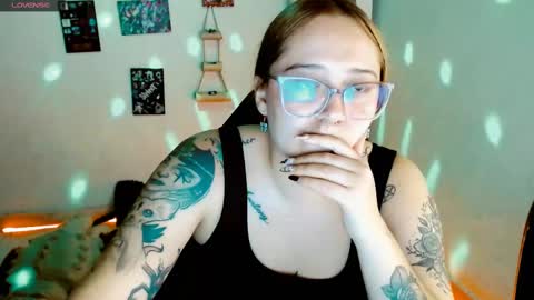 Snapshot of issis_demon chatting on 03-04-25, 07:19 Yiz online show from 03-04-25, 07:19