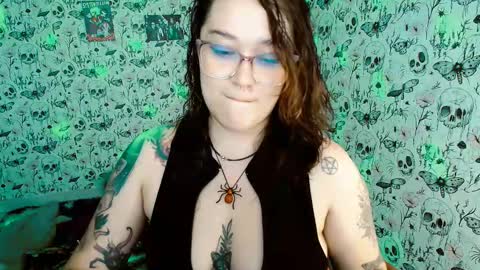 Snapshot of issis_demon chatting on 02-28-26, 04:24 Yiz online show from 02-28-26, 04:24