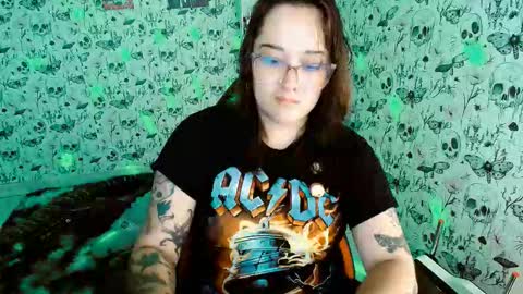 Snapshot of issis_demon chatting on 03-03-26, 04:51 Yiz online show from 03-03-26, 04:51